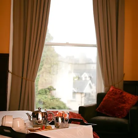 Hibernian House 3*