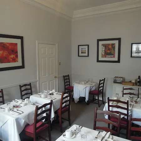 Hibernian House 3*